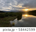 夕暮れ 人 夜明け 58442599