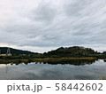 夕日 夕暮れ 池 58442602