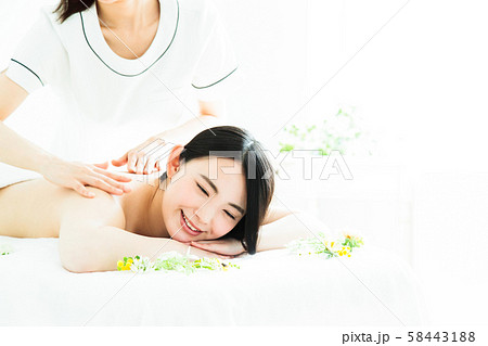 エステ 女性 ビューティー 美容 エステサロンの写真素材