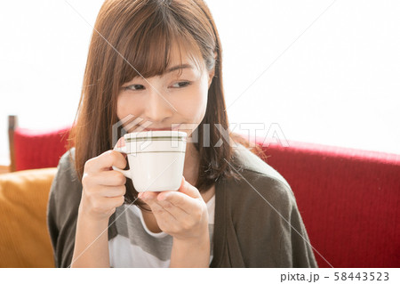 カフェでコーヒーを飲む女性 カフェでコーヒーを飲む女性 58443523