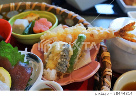 天ぷらセット　素材　背景 58444814