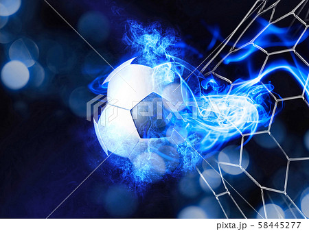 ゴールネットを突き破るサッカーボール ゴールネットを突き破るサッカーボール 58445277