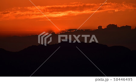 大台ケ原山でみた幻想的な夕焼けの情景 58446495