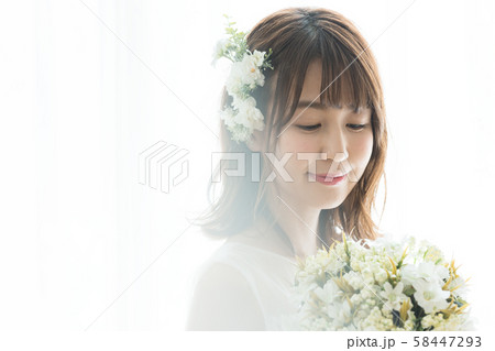 若い女性（花嫁、ウェディングドレス、ブライダルイメージ 58447293