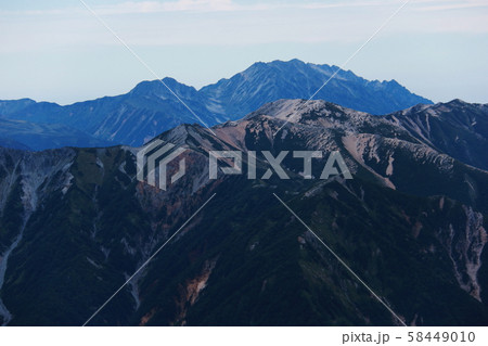 北アルプス　槍ヶ岳山頂からの風景　野口五郎　立山連峰遠景 58449010