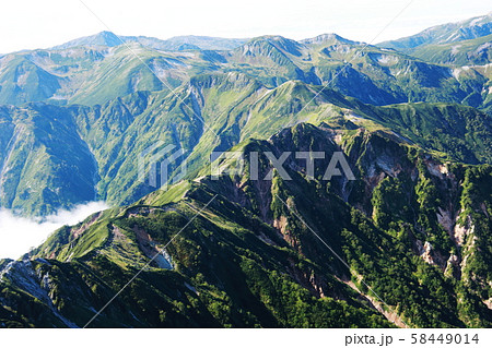 北アルプス　槍ヶ岳山荘からの風景　西鎌尾根、雲ノ平周辺の山々遠景 58449014