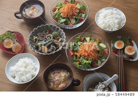 野菜たっぷりの健康的な食卓 野菜たっぷりの健康的な食卓 58449489