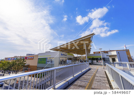 新三郷駅前のショッピングモール 58449607