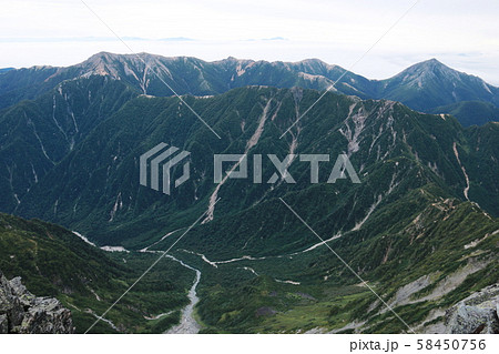北アルプス　槍ヶ岳山頂からの風景　常念岳、大天井岳、表銀座コース遠景 58450756