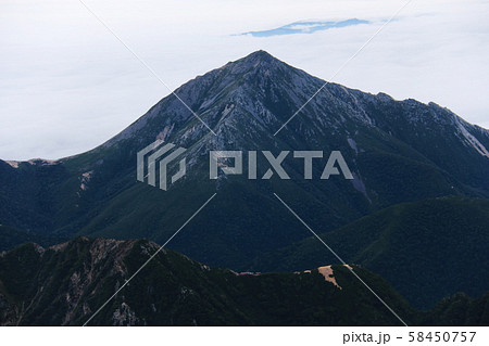 北アルプス　槍ヶ岳山頂からの風景　常念岳遠景 58450757