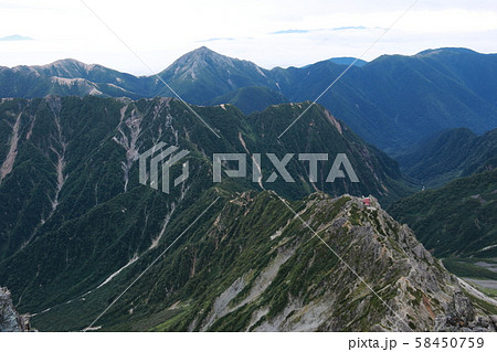 北アルプス　槍ヶ岳山頂からの風景　ヒュッテ大槍、東鎌尾根越しの常念岳遠景 58450759