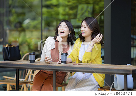 若い女性 カフェ 58453471