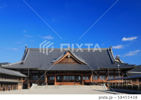 【奈良県】　天理市　神殿と青空 58455438