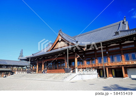 【奈良県】　天理市　神殿と青空 58455439