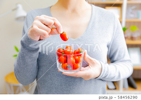 トマトを持つ女性 ミニトマト プチトマト トマトを持つ女性 ミニトマト プチトマト 58456290