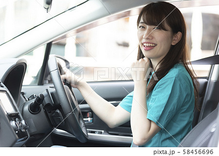 シートベルト　安全　命　守る　女性　ドライバー 58456696