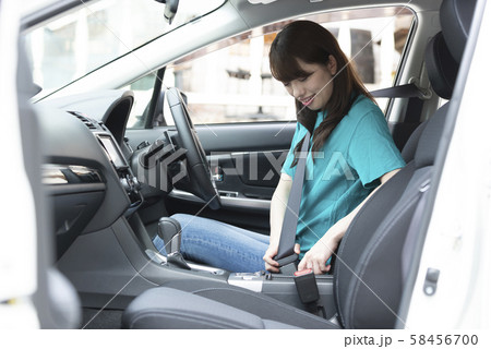 シートベルト　安全　命　守る　女性　ドライバー 58456700