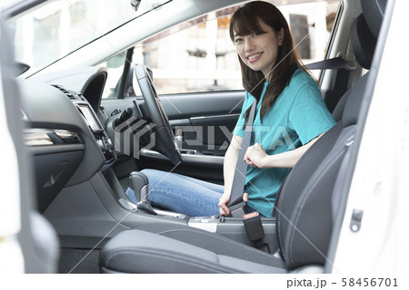 シートベルト 安全 命 守る 女性 ドライバー シートベルト 安全 命 守る 女性 ドライバー 58456701