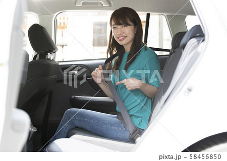 シートベルト 後部座席 安全 命 守る 女性の写真素材 58456850 Pixta