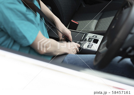 シートベルト　運転席　安全　命　守る　女性 58457161