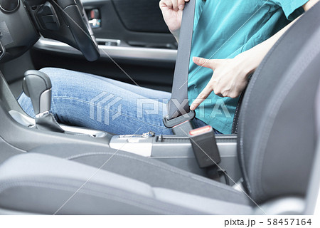 シートベルト 運転席 安全 命 守る 女性の写真素材