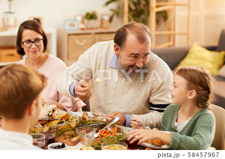 Granddaughter visiting her grandparents 58457967