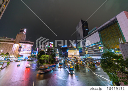 日本の横浜都市景観 “過去最強”の台風19号が接近中。早くも暗雲が広がり霧雨(空を見る人も)=横浜駅 日本の横浜都市景観 “過去最強”の台風19号が接近中。早くも暗雲が広がり霧雨(空を見る人も)=横浜駅 58459131