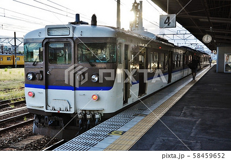 山陽本線、糸崎駅に停車中の普通列車（115系） 58459652