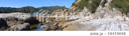 竜串海岸「日本の地質百選」の奇岩群/「足摺岬足摺宇和海国立公園」 竜串海岸「日本の地質百選」の奇岩群/「足摺岬足摺宇和海国立公園」 58459698