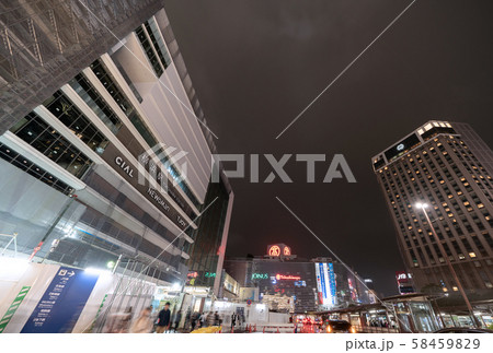 日本の横浜都市景観　北上する“過去最強”台風１９号の影響で、早くも暗雲が覆い、市内に霧雨＝横浜駅前 58459829
