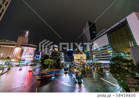 日本の横浜都市景観　北上する“過去最強”台風１９号の影響で、早くも暗雲が覆い、市内に霧雨＝横浜駅前 58459830