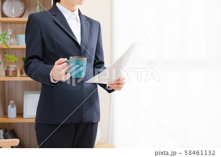 自宅で書類を確認するビジネスウーマン 58461132