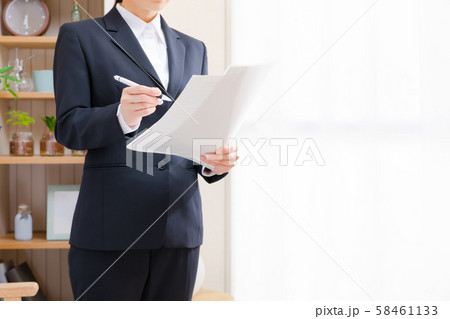 自宅で書類を確認するビジネスウーマン 自宅で書類を確認するビジネスウーマン 58461133