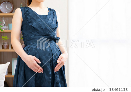 ドレスに着がえる妊婦 ドレスに着がえる妊婦 58461138