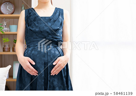 ドレスに着がえる妊婦 58461139