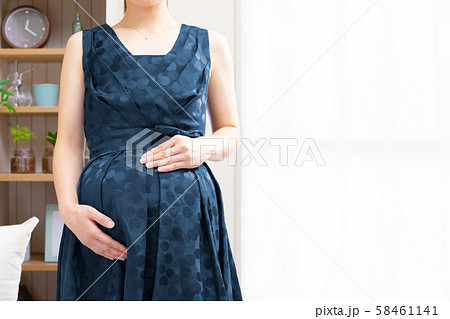 ドレスに着がえる妊婦 58461141