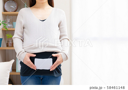 使い捨てカイロをお腹につける妊婦 使い捨てカイロをお腹につける妊婦 58461148