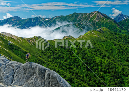 燕岳から見る大天井岳への稜線と登山者 58461170