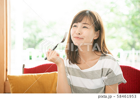 美味しい表情の女性 58461953