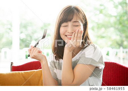 美味しい表情の女性 58461955