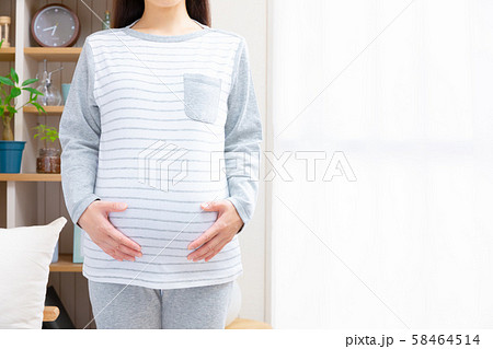 寝起きの妊婦　早朝 58464514