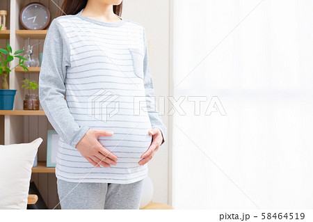寝起きの妊婦　早朝 58464519