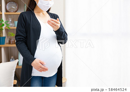 不調の妊婦 くしゃみ 吐き気 様々な症状の写真素材