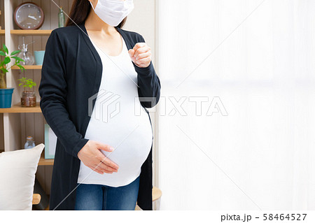 咳き込む妊婦　様々な症状 58464527