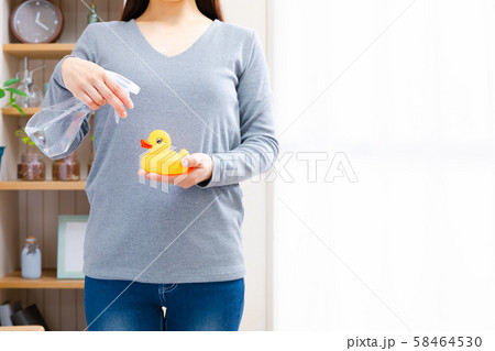 スプレーする女性　子供のおもちゃ　ノンアルコール　アルコール　除菌　消毒　アルカリ電解水 58464530