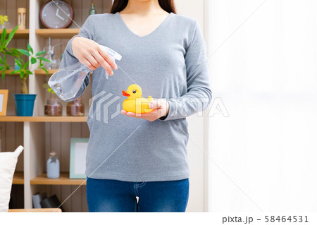 スプレーする女性 子供のおもちゃ ノンアルコール アルコール 除菌 消毒 アルカリ電解水 スプレーする女性 子供のおもちゃ ノンアルコール アルコール 除菌 消毒 アルカリ電解水 58464531