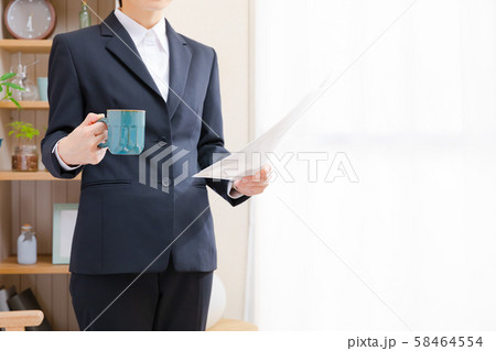 自宅で書類を確認するビジネスウーマン 自宅で書類を確認するビジネスウーマン 58464554