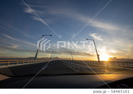 車から見た夕日 58465101