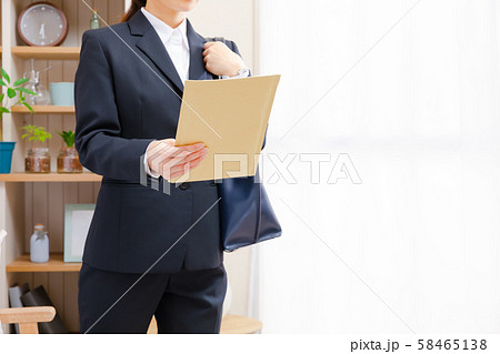 出勤するビジネスウーマン　封筒　郵便物　発送 58465138