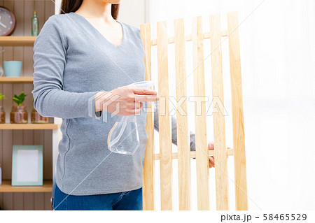 すのこを手入れする女性 すのこを手入れする女性 58465529